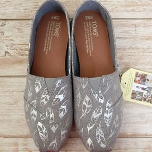 New Tom's Frost Grey Chambray Metallic Feather 6.5